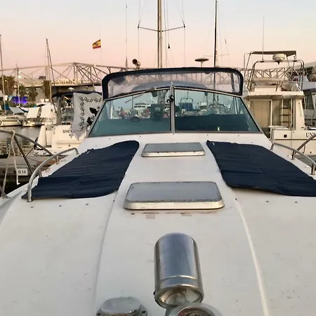 Ботель Yacht Experience Barcelona *
