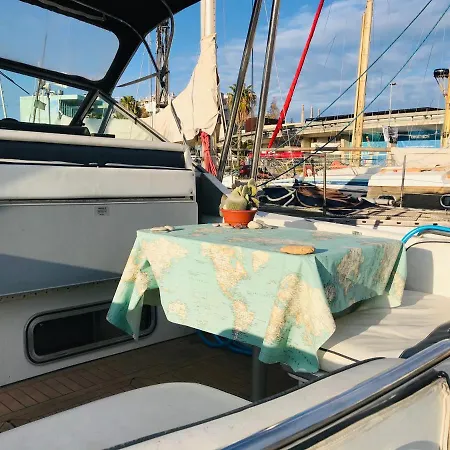 Ботель Yacht Experience Barcelona *