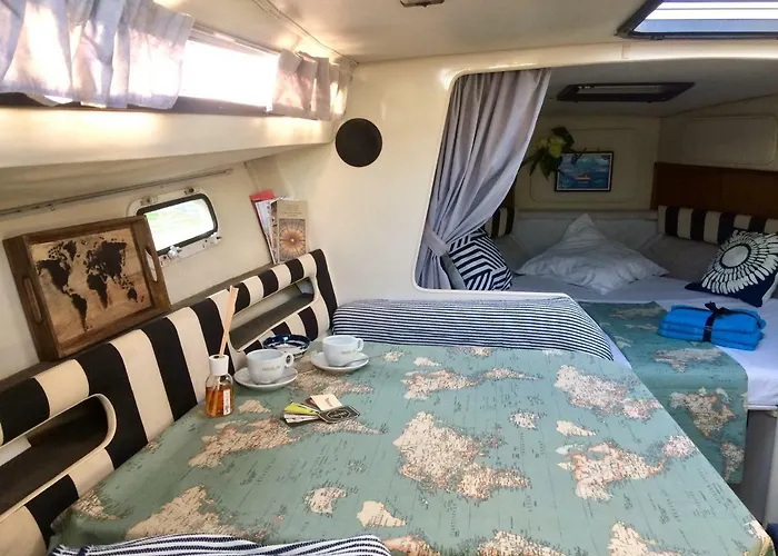 Yacht Experience Barcelona 보트호텔 *