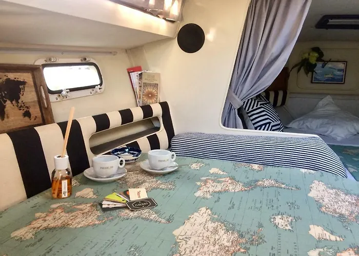 Yacht Experience Barcelona 보트호텔